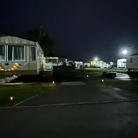 Tattershall Lakes Hot Tub Lodge Breaks Exterior photo